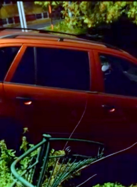 Autom skončil na hrobe