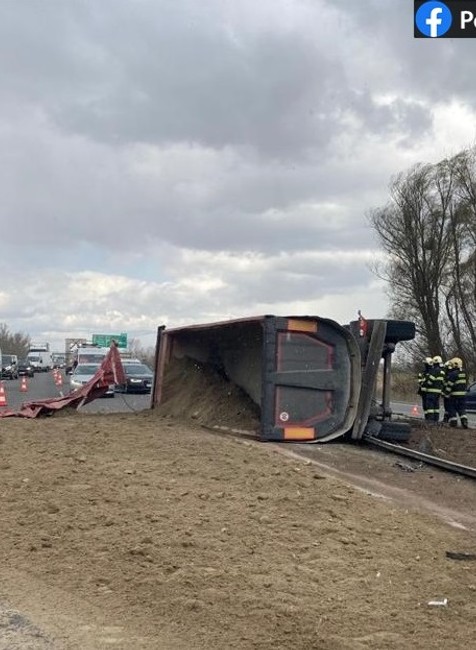 Diaľnicu D2 zablokovala nehoda