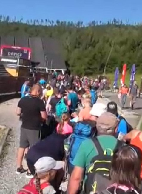 Teplé počasie vylákalo do Tatier stovky turistov.