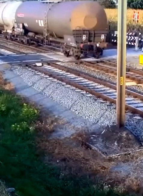 Cyklista ignoroval závory