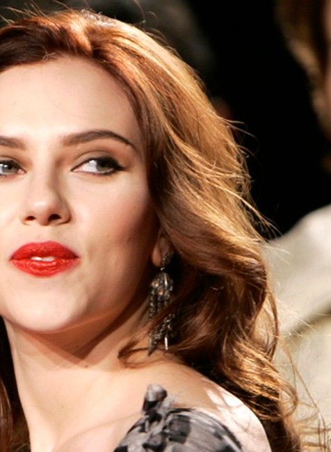 Scarlett Johansson v tigrových šatách, tmavé vlasy