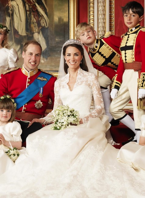 Oficiálna fotka mladomanželov Kate a Williama s rodinou