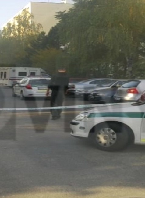 policajne auto, paska, panelak na nitrianskom sidlisku