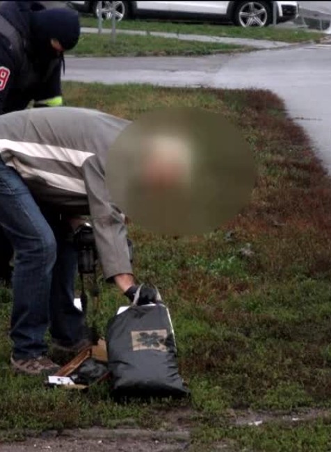 Ozbrojení kukláči so štítmi a množstvo kriminalistov zadržali mladého muža pred supermarketom