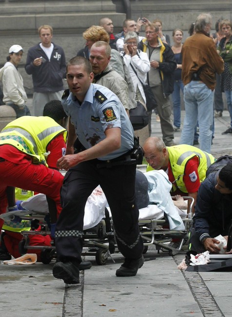 Oslo výbuchy záchranári na ulici