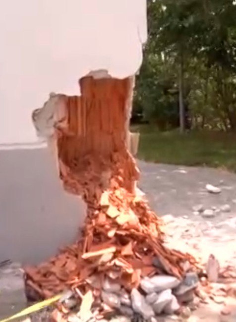 Autom nabúral do kostola