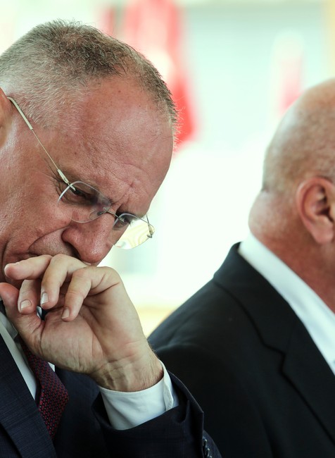 Politici pred školou v Grazi