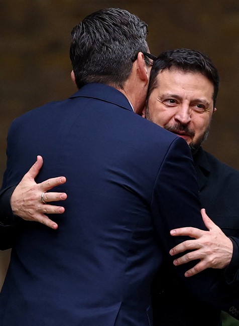 Volodymyr Zelenskyj sa stretol s britským kráľom a premiérom
