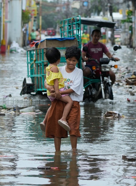 Supertajfún Fung-wong na Filipínach prinútil takmer milión ľudí opustiť svoje domovy