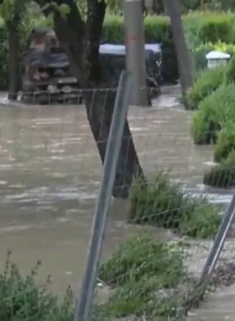 Voda odrezala od sveta desiatky domov.