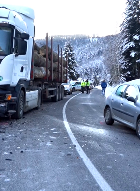 V Hnileckej doline sa čelne zrazili osobné auto a kamión naložený drevom