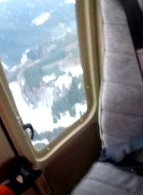 Záchranná akcia v ski areáli. Lyžiari hodiny uviazli na lanovke