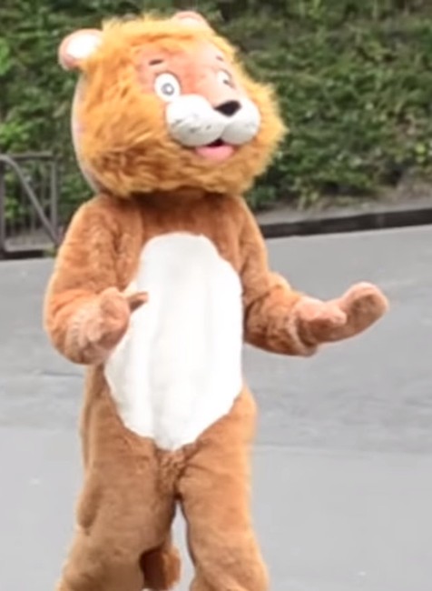 VIDEO: Japonskí pracovníci Zoo nacvičovali útek leva. Ľudia sa bavia na reakcii skutočných levov