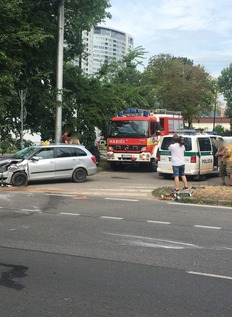 Hromadná nehoda v smere do centra Bratislavy. Premávku riadia policajti