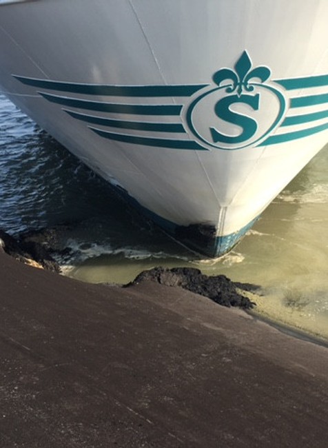 Náraz výletnej lode do brehu Dunaja