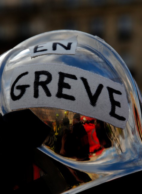 VIDEO: Hasiči verzus policajti. Drsné strety mužov v uniformách v parížskych uliciach