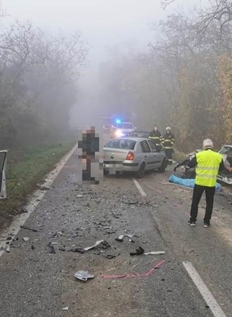 Smrteľná nehoda pri Pezinku. Vodič v hmle predbiehal, čelne sa zrazil s autom 