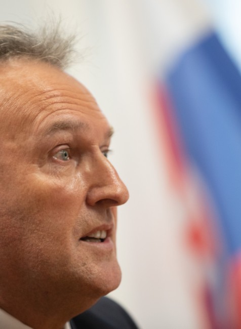 Podpisy odovzdal už aj Juraj Zábojník. Mieri s nimi až na prezidentské kreslo 