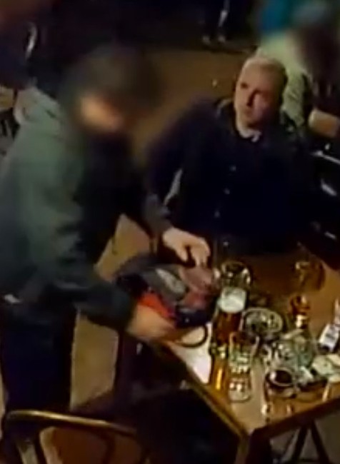 Najprv sa tváril nenápadne a potom odišiel s cudzou kabelkou. Polícia pátra po mužovi