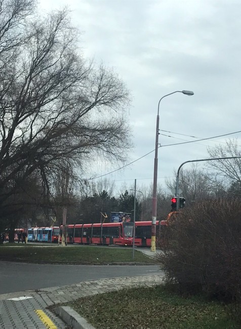 Doprava v bratislavskej Dúbravke zostala ochromená. Auto sa zrazilo s električkou