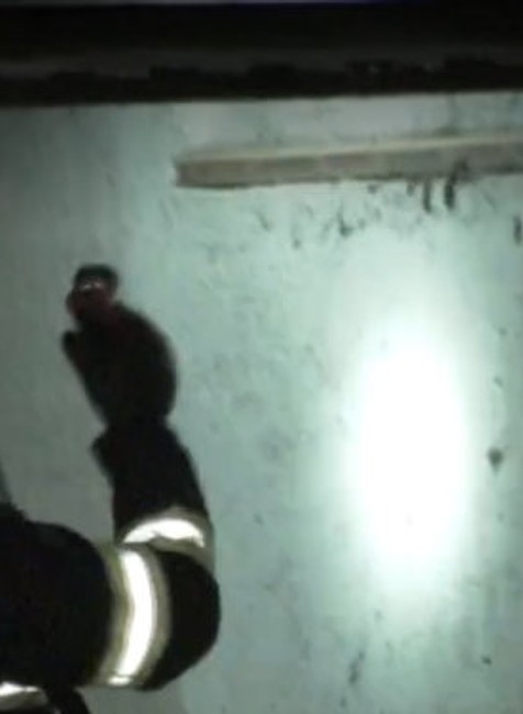 Šokujúci nález v garáži. Pre podozrivé ampulky na miesto dorazili záchranári