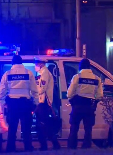 Na Zlatých pieskoch zrazilo chodca auto. 