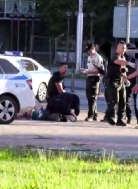 Výtržníctvo v Banskej Bystrici: Partička agresívnych tínedžerov napadla vodiča autobusu aj policajta