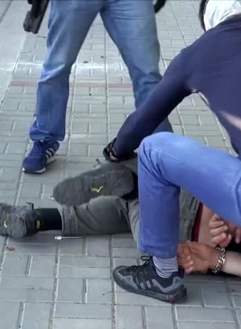 Pri protidrogovej akcii zadržali tri osoby. V prípade padli ďalšie obvinenia