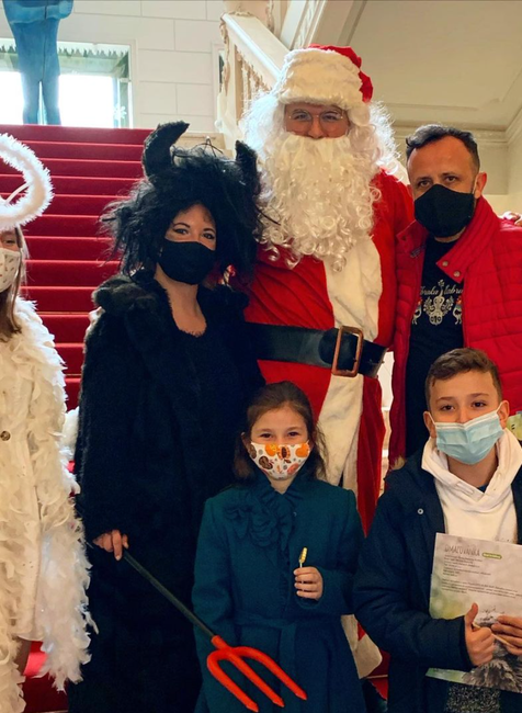 Ondrej Kandráč s deťmi a MIkulášom
