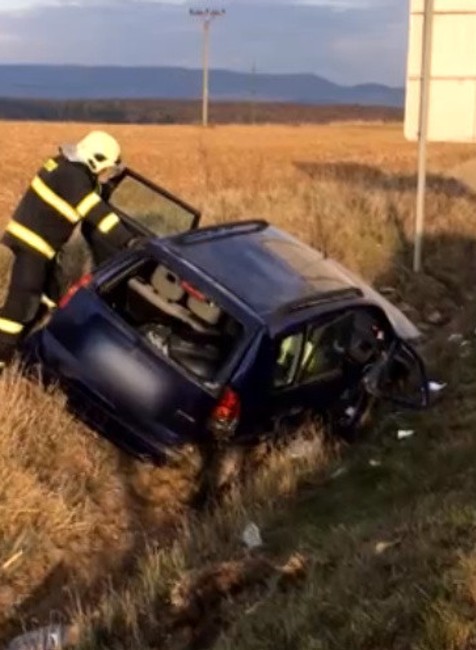 Žena skončila s autom v priekope