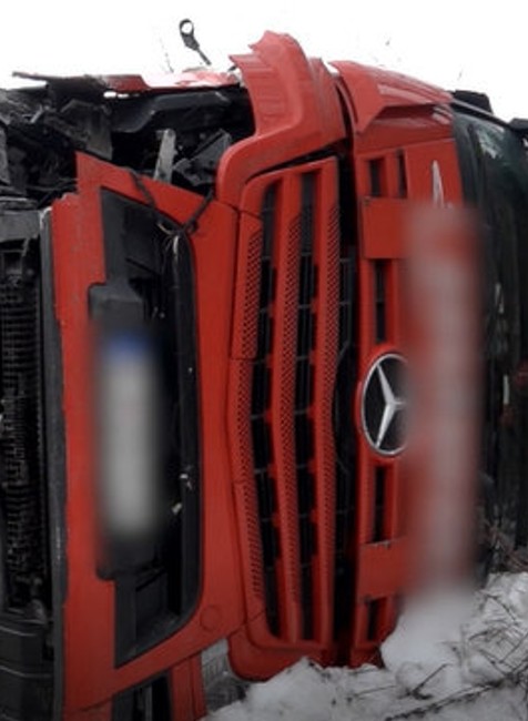 Kamionistovi vbehla dodávka rovno pod kolesá. Z kabíny sa nevedel dostať