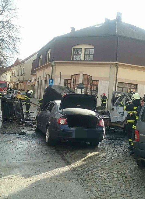 Hasiči pri zničených autách