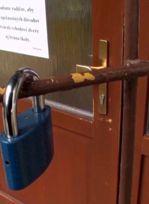 Záhadný muž so zbraňou prechádzal chodbami materskej školy 