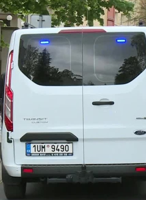 [multi] EVAKUOVALI GYMNÁZIUM 1425 (cropped)