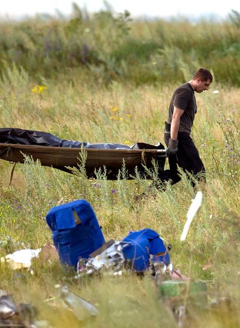 Ukrajina pád lietadla MH17 obete záchranári ľudia 5