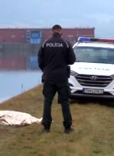 Smrť neznámej ženy. Jej telo našli vo Váhu