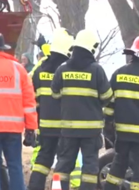 Nebezpečná jazda ich pripravila o život. Jedného z mužov odhodilo až na pole