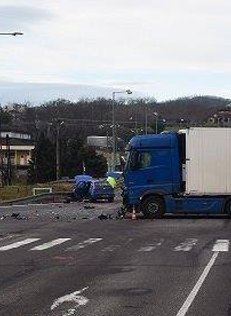 Vodič kamióna nedal prednosť autu, v ktorom sedeli aj deti. 6-ročné dievča previezol do nemocnice vrtuľník