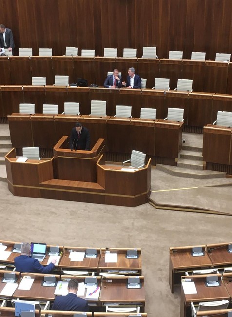 Parlament začal rokovania o zákone roka. V sále je prítomných len zhruba 20 poslancov