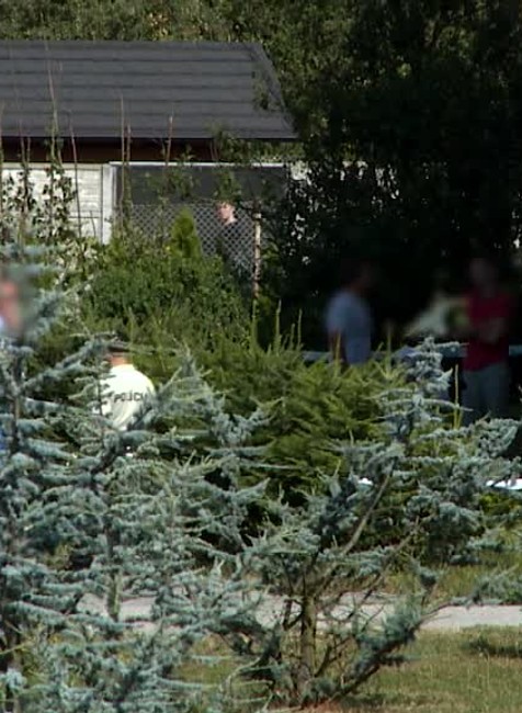 Mladík neprežil pád z druhého poschodia. Jeho matka skončila s bodnými zraneniami v nemocnici