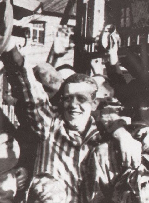 Radosť väzňov po oslobodení tábora Auschwitz
