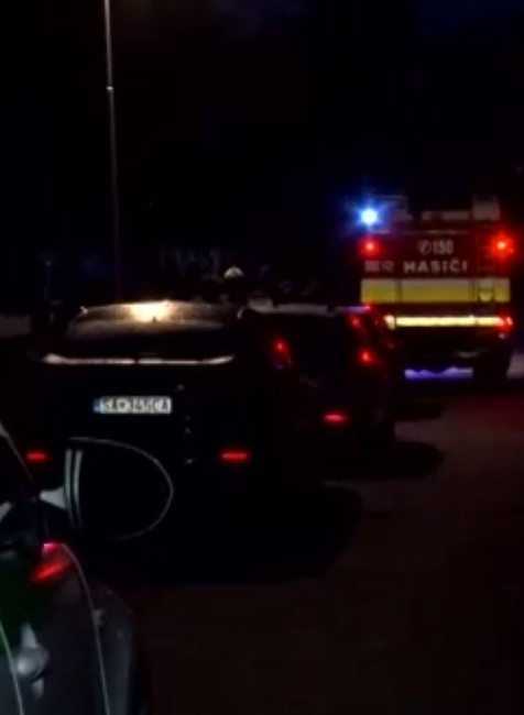 Krik a šľahajúce plamene prebudili obyvateľov sídliska. Muž sa tam polial benzínom a podpálil