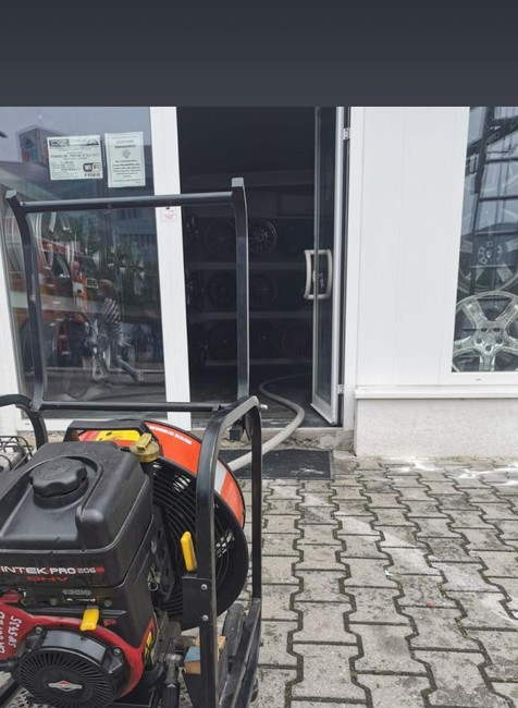 V Bratislave vypukol rozsiahly požiar, zachvátil predajňu pneumatík