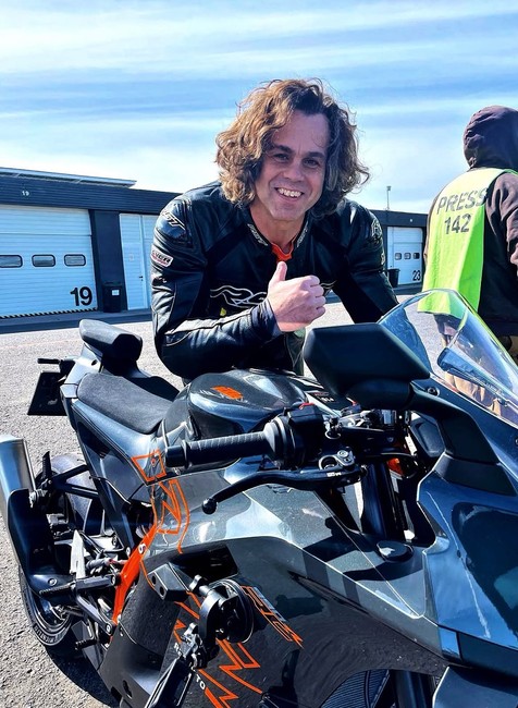 Behind the scene 👍Natáčení s KTM 990 RC-R a @holankamil74 @autodrommostcz s @holankamil74 Už br (1)