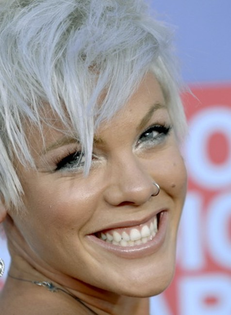 Speváčka Pink sa usmieva