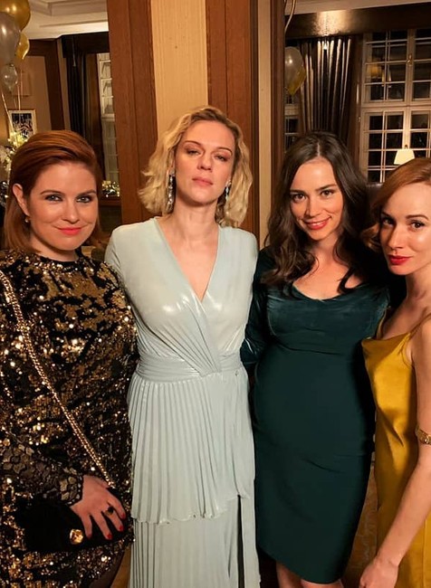 Outfity herečiek z filmu Šťastný nový rok