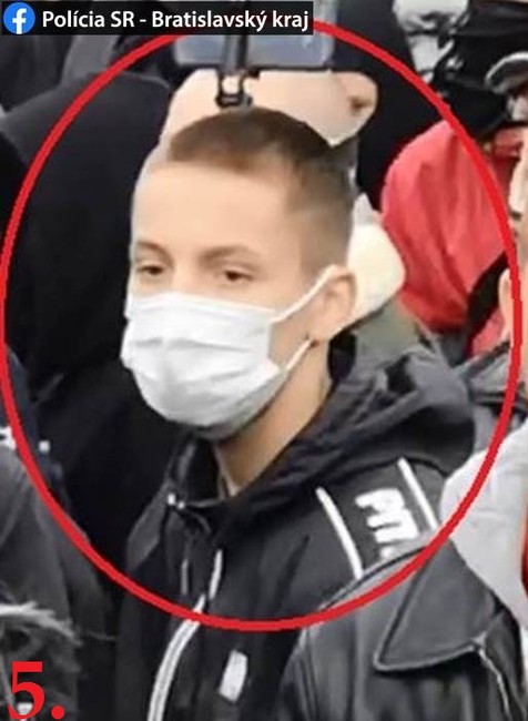 Polícia žiada o pomoc pri identifikácií chuligánov z protestu proti Matovičovým zákazom.