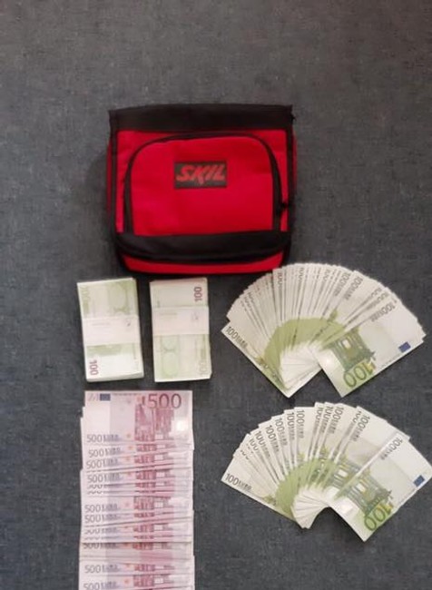 Muž si vo vlaku zabudol tašku s desať tisíckami eur