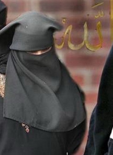 zena z moslimskych krajin-zahalena, v pozadi dalsie