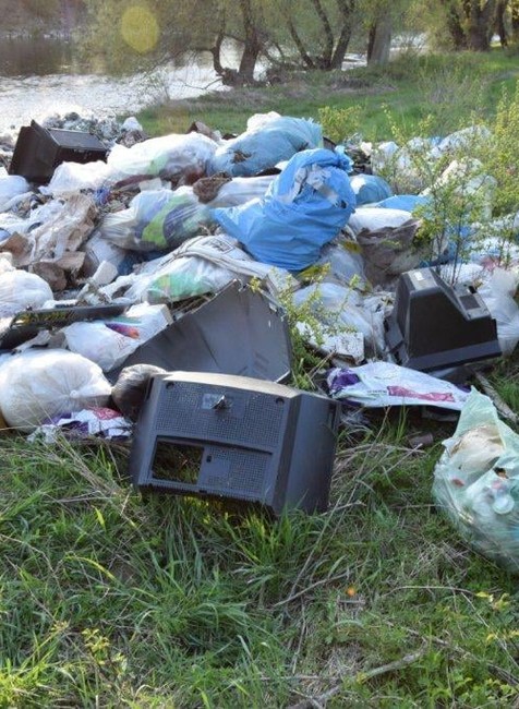 Nepochopiteľné konanie. Muž vyhodil pri Váhu viac ako 5 ton odpadu 